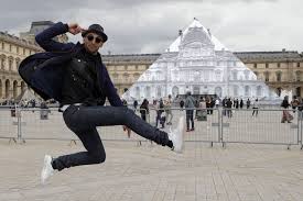 Artist Jr Took Over The Louvre And Made The Pyramid Disappear Louvre Louvre Pyramid Street Artists