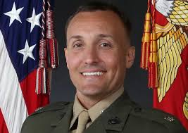 Marine dice que renunciará después de ser relevado del mando por críticas  sobre Afganistán