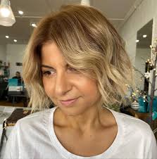 And when done on a short shag bob, they instantly draw the attention away from the widest part of your face and make it appear thinner. 28 Flattering Short Hairstyles For Round Face Shapes In 2021