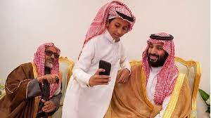 تولي سمو الأمير محمد بن سلمان ولاية العهد جعل شبابنا يشعر أنه يملك العالم. Ø§Ù„Ø·ÙÙ„ Ø§Ù„Ø°ÙŠ Ø§ØªÙƒØ£ Ø¹Ù„Ù‰ ÙƒØªÙ ÙˆÙ„ÙŠ Ø§Ù„Ø¹Ù‡Ø¯ Ø§Ù„Ø³Ø¹ÙˆØ¯ÙŠ ÙˆØ®Ø·Ù Ø§Ù„Ø£Ø¶ÙˆØ§Ø¡