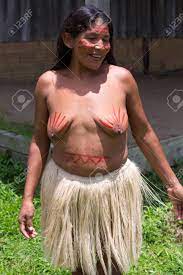 Nativo Indio Mujer Semi Desnuda Posando Y Sonriendo A La Cámara Delante De  Una Casa De Ladrillos Cerca De Manaus. Brasil 2015 Fotos, retratos,  imágenes y fotografía de archivo libres de derecho.