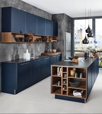 Design Kuche In Elegantem Blau Mit Kochinsel Kuchen Design Moderne Kuche Zeitlose Kuche