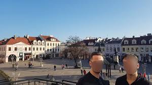Jest to nierównomierny czworobok o wymiarach około 100 metrów na 50 metrów. Rynek Picture Of Restauracja Folk Rzeszow Tripadvisor