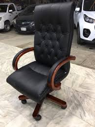 كرسي جلد فخم ظهر عالي اسود متجر تشييد الشرق للاثاث