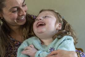 Actie voor Emma (4) geslaagd, familie Loos is met de nieuwe rolstoelbus  naar Spanje