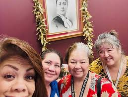 Honor service awardees with a gift to the Pauahi Foundation!