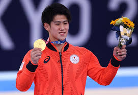 Na sequência, tivemos o revezamento da tocha olímpica no estádio, que terminou nas mãos de naomi osaka. Jogos Olimpicos Ginastica Japao Coroam O Novo Rei Com Hashimoto A Vencer Plu7