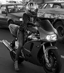 Motorcycle Girl That S Hot And Impressive She S Riding In Heals Motorcycle Girl Biker Girl Lady Riders