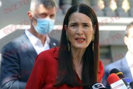 Clotilde armand atrage ca un magnet scandalurile de când a fost aleasă primar al sectorului… expoziţia dincolo de canon. Nou Scandal La Sectorul 1 Clotilde Armand S A Inconjurat De DrÄƒcoaice FÄƒrÄƒ Sutien Foto Incendiar Evenimentul Zilei