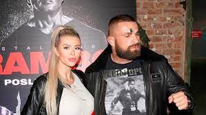 Lela se pochlubila ještě jedním tetováním. Lela Ceterova Nejprve Drsny Vzkaz Vemolovi A Potom Nahle Zapirani Sip