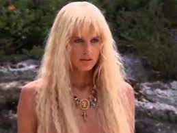 Daryl hannah said it was such a pain to remove and put in the mermaid tail, that she would just leave it in and stay in the water during breaks between shooting scenes. Disney Suffers Epic Fail As They Try To Edit Daryl Hannah S Bum Out Of Splash Mirror Online