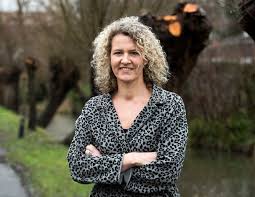 Gisteren, 14:06 in regionaal nieuws. Epidemioloog Susan Van Den Hof Uit Ommen Steeds Als Er Slecht Nieuws Is Over De Vaccins Ga Ik Weer Rekenen Ommen Destentor Nl