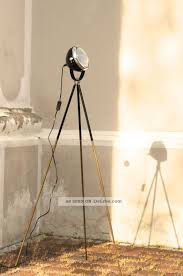 Tripod Lampe Manufaktur Stehlampe Schwarz Auf Antikem Fotostativ
