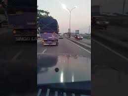 Muatan truk tumpah dijalan, solidaritas sopir truk pbtc / prabowo bersaudara trans cabe. Viral Supir Truk Lombok Expres Youtube
