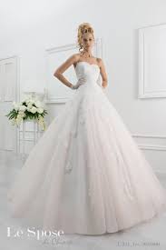 Taglia 44 sulla schiena ci sono due rose di raso dalle quali parte il lungo strascico sempre in raso supportato da un velo di organza che gli dona un po' di movimento. Abiti Da Sposa E Vestiti Per Cerimonia Eleganti E Raffinati