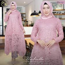 Halo teman, dipostingan ini kami akan membagikan informasi keren terkait model gaya baju pesta brokat. Setelan Kebaya Brukat Tunik Umbrela Dan Rok Plisket 8 Warna Kebaya Modern Kebaya Wisuda Kebaya Murah Kebaya Brokat Kebaya Kondanga Set Kebaya Tunik Brukat Warna Magenta Navy Maroon Gold Mocca Silver Merah