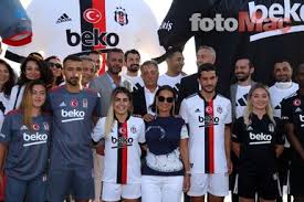 24 yaşındaki oyuncunun kulübü porto'nun awaziem'i 5 milyon euro karşılığında geçen sezon kiralık olarak forma giydiği bovista'ya sattığı ileri sürüldü. Son Dakika Spor Haberi Besiktas Yeni Sezon Formalarini Tanitti Iste Davetten Kareler Bjk Spo