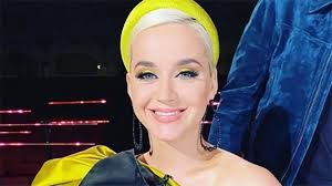 Un bébé pour l'été: Katy Perry, en maillot de bain, affiche son ventre très  arrondi lors d'une sortie à la plage (photos)