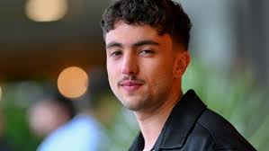 Lou Boland, un jeune homme aveugle, propose un hymne belge pour la Coupe du  monde (vidéo)