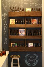 Display Your Beer On A Stained Mounted Pallet 21 Weird Home Decorating Tricks That Might Actually Work Prateleiras De Pallet Estantes De Paletes Decoracao