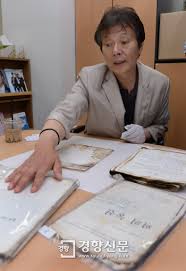 1971년 故김기영 감독 의 파격적인 색채와 구도를 기점으로 그는 영상 실험을 통해 한국 영화를 예술로 끌어 올렸다는 평가를 받았습니다. ë‹¨ë… ê³  ê¹€ê¸°ì˜ ê°ë… ìœ ìž' ì‹œë‚˜ë¦¬ì˜¤ ìƒì¡´ìž ì°¾ì•˜ë‹¤ ê²½í–¥ì‹ ë¬¸