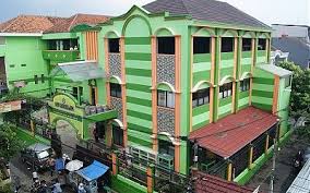 Kudus memiliki banyak julukan yang melekat sebagai nama ataupun ikon yang dikenal oleh masyarakat. Pesantren Assalam Bandung Pesantren Laduni Id