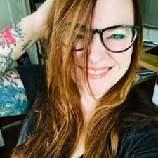 Настоящее имя — реббе́ка мари́ го́мес (англ. Becky Cloonan Beckycloonan Twitter