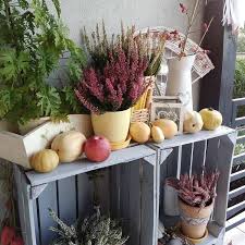 Terrasse Herbstlich Dekorieren Mit Bunten Blumen Und Co In 2020 Dekorieren Herbstblumen Bunte Blumen