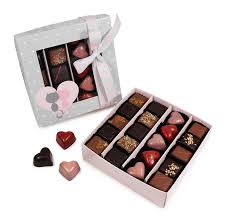 Une Jolie Boite De Chocolats Originale A Offrir Pour La Saintvalentin Garnie De 20 Chocolats Fins Et Decor Cadeau Chocolat Boite Chocolat Chocolat De Luxe