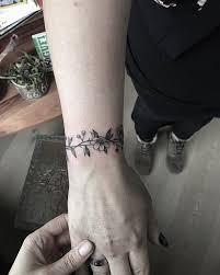 Tatouages de poignet sont très populaires de nos jours. 100 Idees De Tatouages Bracelet Pour Femme Tatouez