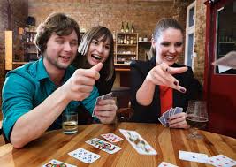 Boutique de jeux de société, pour jouer en famille ou entre amis. Bars A Jeux De Societe La Bonne Ambiance A L Honneur Pratique Fr