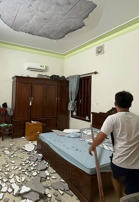 Ban công thợ nhà em làm như vậy đc ko ạ..ở dứoi đổ gờ bê tông ..xong phần  trên thì thọ họ làm thêm giằng bê tông ở trên nữa ạ ..em