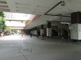 Jun 14, 2021 · 屯門市廣場發生倫常命案，六旬退休女助理稅務主任於睡夢中遭割喉，同樣已退休的丈夫疑畏罪墮樓亡。警方調查顯示，女事主被發現時已昏迷不醒，仰臥在睡房雙人床上，頸部、臉部及下唇皆有刀傷，懷疑行兇用的菜刀則放在女死者的頭旁，相信她在睡夢中遇襲，惜她送院後返魂乏術。 å±¯é–€å¸‚ä¸­å¿ƒç¸½ç«™ é¦™æ¸¯å·´å£«å¤§å…¸ Fandom
