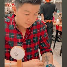 Kobe Bryant and his 13-year-old daughter was killed in a helicopter crash  in Los Angeles 😢