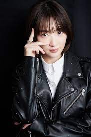ザテレビジョン芸能ニュース 画像 写真を見る レザーのジャケットでポーズを決める生駒里奈 生駒里奈 生駒 生駒ちゃん