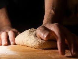 Temperatura ideale di conservazione è tra i 4/5°c e nel ripiano più alto del frigorifero. I Trucchi Infallibili Per Conservare L Impasto Della Focaccia Fatto In Casa