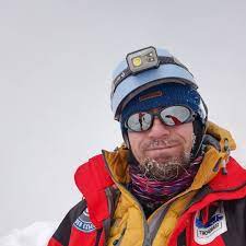 A distrus peste 200 de case, dar a creat peste 220 de hectare de pământ nou. Radu TurtÄ Am Reusit 6893m Un Zmeu Pe Ojos Del Facebook