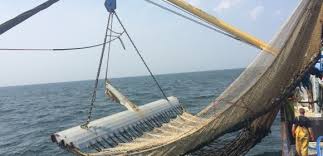 Les chalutiers électriques industriels raclent les fonds marins, électrocutent toute la vie marine sans distinction et rejettent 60% de leurs prises, c'est un désastre écologique ! Haute Tension Autour De La Peche Electrique Voile Moteur