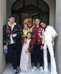 Welcome to the official david beckham facebook page. Die Besten Fotos Von David Victoria Und Ihren Kindern Victoria Beckham Outfits Victoria Beckham Stil Victoria Beckham
