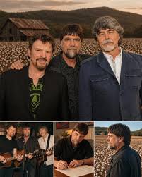 THE THREE COUSINS WHO PICKED COTTON ON LOOKOUT MOUNTAIN BEFORE THEY EVER HAD A BAND NAME — THEN NAMED THEIR FIRST #1 ALBUM AFTER THOSE FIELDS Randy Owen and Teddy Gentry were