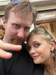 Can someone remove a hand from a picture?