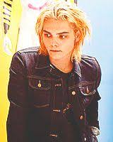 Pin By Blonde Hairstyles On Bands Gerard Way Celebrity Dads Emo Guys