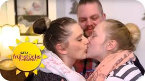 Maybe you would like to learn more about one of these? Mann Mit 2 Frauen Als Liebespaar Ist Polyamorie Geil Oder Ekelig Sat 1 Fruhstucksfernsehen Youtube