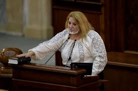 Cum a venit Diana Șoșoacă în Parlament după scandalul "fără mască". Cu ce și-a acoperit gura și nasul