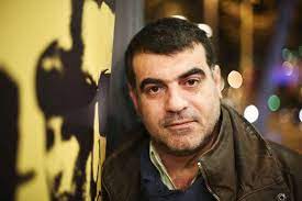 Μετά την ανακοίνωση της απόφασης από την έδρα, ο κώστας βαξεβάνης παραδόθηκε και οδηγείται στο αστυνομικό τμήμα. Synelhf8h O Dhmosiografos Kwstas Ba3ebanhs Patras Events