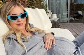 Per l'occasione la coppia si era affidata al sorriso del piccolo leone che, reggendo in mano l'ecografia della mamma, annunciava al mondo che. S7m10elgs0uo7m