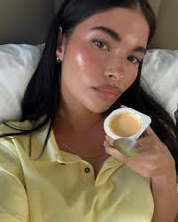 Kaj se zgodi z vašim telesom, če vsak dan pijete jogurt (pomembno je,  katero vrsto izberete)