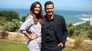 Maria cerqueira gomes, a apresentadora do talent show da tvi 'a tua cara não me é estranha', ganha 2000 euros por cada gala do programa, o que significa que aufere 8000 por mês com o programa. Maria Cerqueira Gomes E Pedro Teixeira No Comando De O Amor Acontece