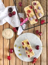 Di seguito il procedimento per preparare lo yogurt con le più comuni yogurtiere, passo a passo. Frozen Yogurt Al Caffe Con Ciliegie E Pistacchi Qb Ricette