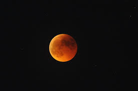 Also eine sonnenfinsternis ist eine verdunkelung der sonne, da sich der mond vor die erde und die sonne schiebt. Seltenes Himmelsspektakel Blutmond Der Superlative Uber Osterreich Osterreich Vol At